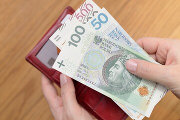 Polskie pieniądze w dłoni. - obrazy, fototapety, plakaty