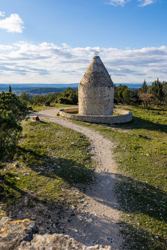 Ancien moulin dit du signal de Cassini sur le Roc de Gachone &agrave; Calvisson