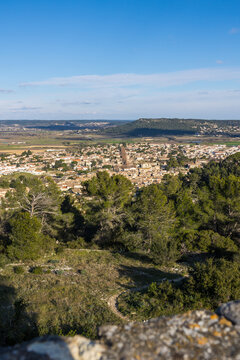 Vue sur la petite ville de Calvisson, dans la plaine de la Vaunage, depuis le Roc de Gachone