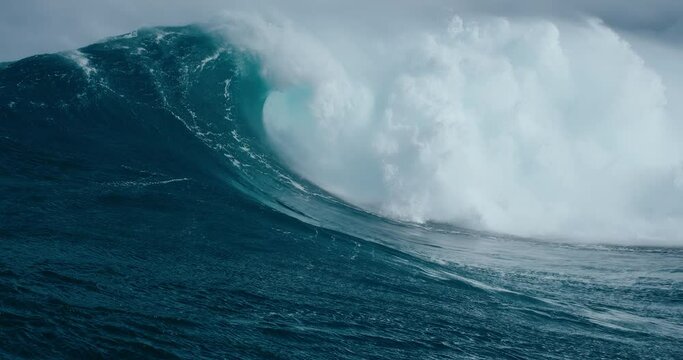 Heavy ocean wave breaking in slow motion