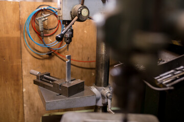 Cutting a screw with a tapping machine