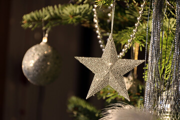 silberne Dekoration an einem Weihnachtsbaum