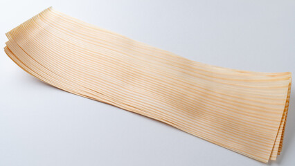 日本の食品包装材の経木(きょうぎ)・薄い木の板