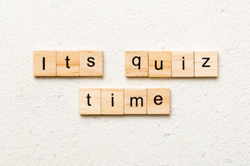 its quiz time word written on wood block. its quiz time text on table, concept