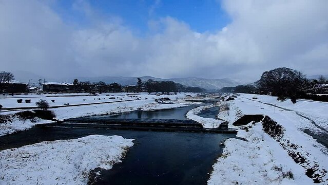 京都の冬景色，京都府京都市，鴨川は、桟敷ケ岳付近を源とし桂川の合流点に至るまで京都市内の南北を流れる約23kmの河川です。悠久の歴史の中で千年の都と京文化を育んできた川であり、今も大都市にあって清澄さを保ち、憩いの場として多くの人に親しまれています。冬，京都，日本，風景,，旅行，自然，木，背景，光，観光スポット