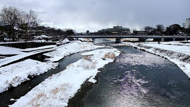京都の冬景色，京都府京都市，鴨川は、桟敷ケ岳付近を源とし桂川の合流点に至るまで京都市内の南北を流れる約23kmの河川です。悠久の歴史の中で千年の都と京文化を育んできた川であり、今も大都市にあって清澄さを保ち、憩いの場として多くの人に親しまれています。冬，京都，日本，風景,，旅行，自然，木，背景，光，観光スポット
