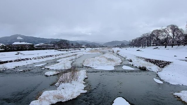 京都の冬景色，京都府京都市，鴨川は、桟敷ケ岳付近を源とし桂川の合流点に至るまで京都市内の南北を流れる約23kmの河川です。悠久の歴史の中で千年の都と京文化を育んできた川であり、今も大都市にあって清澄さを保ち、憩いの場として多くの人に親しまれています。冬，京都，日本，風景,，旅行，自然，木，背景，光，観光スポット