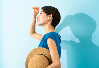 ワンピースを着た若い女性　夏イメージ