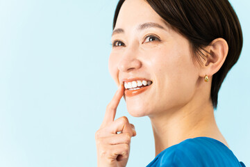 ワンピースを着た若い女性　オーラルケアイメージ