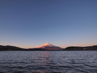 夜明けの空と富士山