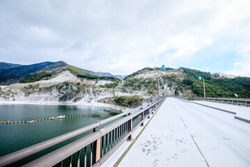 Obraz premium 冬の積雪した鳴淵ダム 福岡県篠栗町 Narufuchi Dam covered with snow in winter. Fukuoka Prefecture, Sasaguri town.