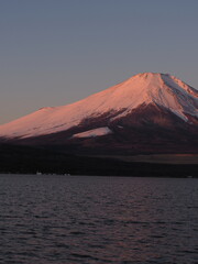 夜明けの空と富士山