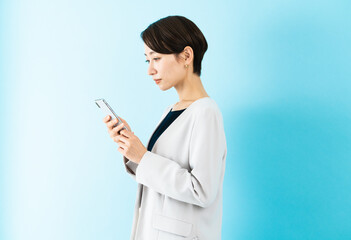 スマートフォンを使う若い女性　ビジネスイメージ