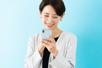 Fototapeta premium スマートフォンを使う若い女性 ビジネスイメージ