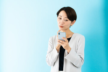 スマートフォンを使う若い女性　ビジネスイメージ<