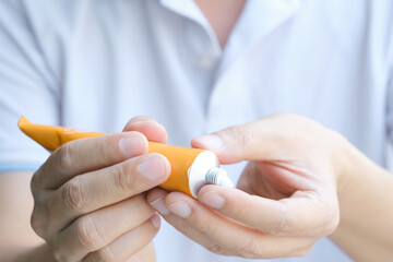 The man's hand, she uses steroids Apply External type