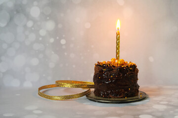 kleiner Schokoladenkuchen zum Geburtstag - winterlich - 565240059