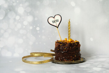 kleiner Schokoladenkuchen zum Geburtstag - winterlich - 565240065