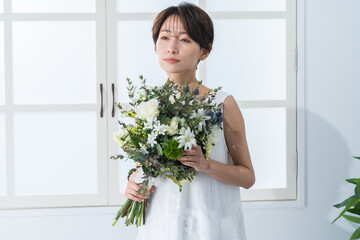 花束を持った日本人女性