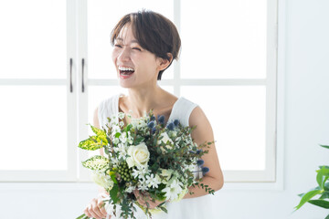 花束を持った日本人女性