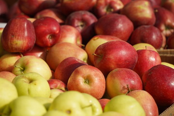 Fototapeta na wymiar A huge number of fresh apples of different varieties on a big sale