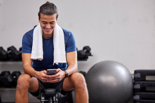 Water Bottle Black Man In Gym And Smartphone For Social Media After Fitness  Exercise Healthy Sports Workout And Muscle Growth Wellness Work Out  Training Motivation And A Tired Guy Drinking Water Stock