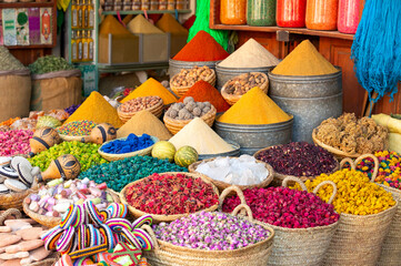 Colorful spices and dyes found at souk market in Marrakesh, Morocco. - obrazy, fototapety, plakaty