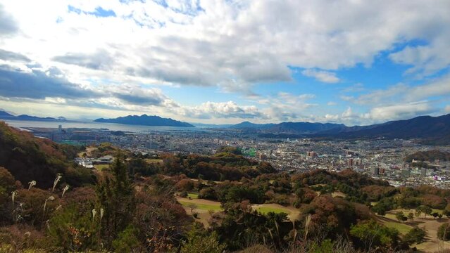 鈴が峰の西峰から見える広島市と廿日市市の風景と瀬戸内海に浮かぶ宮島などの島々  4K  2022年12月