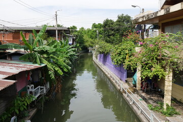Fototapeta na wymiar Khlong in dörflicher Umgebung in Bangkok