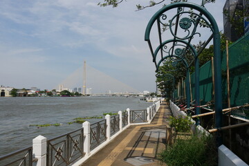Steg am Chao Phraya in Bangkok