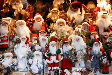 Weihnachtsmarkt shopping (x-mas market) auf dem Marienplatz, München, Deutschland