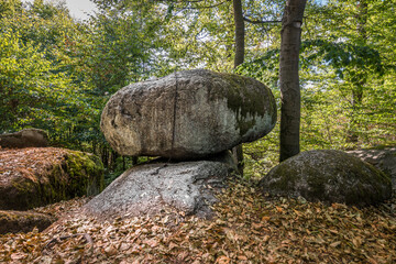 Wackelstein Kultort bei Regenstauf in der Oberpfalz bei Regensburg im Wald mit Kette zum ziehen und...