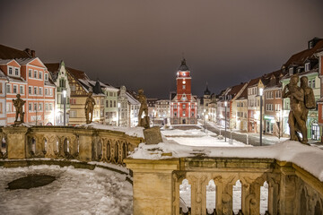 Nachtaufnahme des Gothaer Hauptmarktes im Winter - mit Rathaus und Skulpturen auf der Pferdetränke