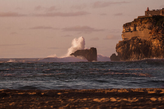 El Fuerte de Nazar&eacute; cuando hay olas gigantes