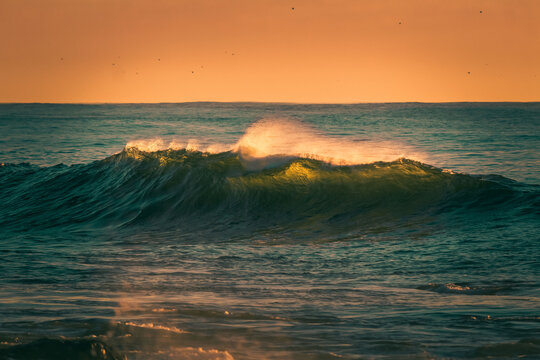 Atardecer con ola rompiendo
