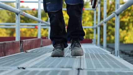 Gerüstbauer am Werk