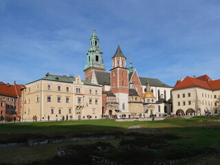 Fototapeta na wymiar Wawel castle under a blue winter sky
