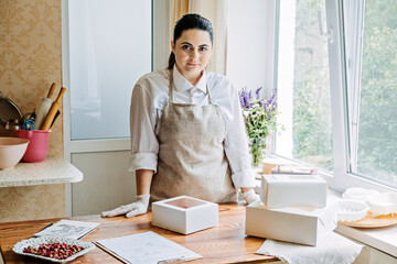 Online classes and workshops on cake decorating and baking. Female Confectioner baker make custom...