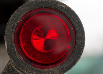 Fototapeta Czerwone światło ( zasilane diodą LED) konturowe ( obrysowe) na pojeździe ciężarowym . obraz