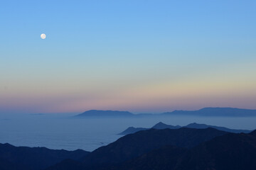 Amanecer montaña con bruma foto