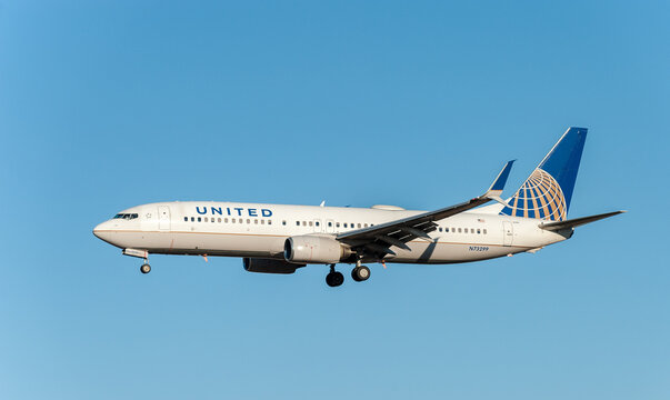 N73299 Boeing 737 United Airlines Landing in International Narita Airport, Japan.