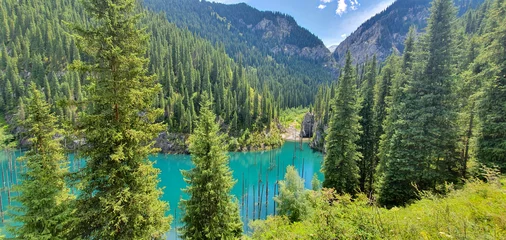 Afwasbaar Fotobehang Kaki panoramic view of the turquoise water of the emerald lake