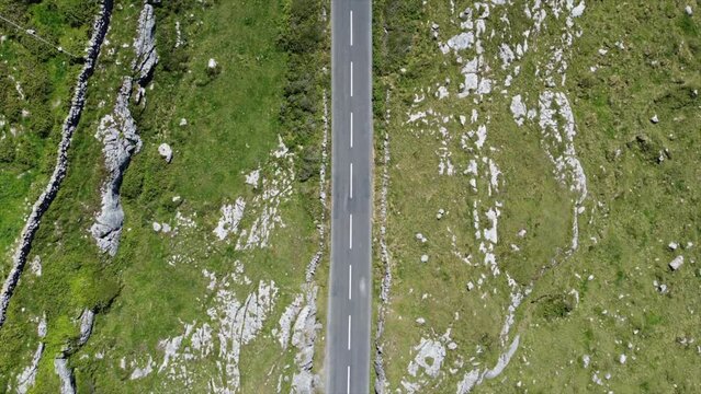vista a&eacute;rea de la carretera atravesando el Parque  Nacional de Burren,  de formaci&oacute;n k&aacute;rstica en Irlanda