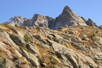 Fototapeta premium Wunderschöne Alpenlandschaft im Spätsommer; Blick vom Albignasee auf Cima dal Cantun (3354m) und Punta da l'Albigna (2893m), Bergell (Bernina-Alpen)