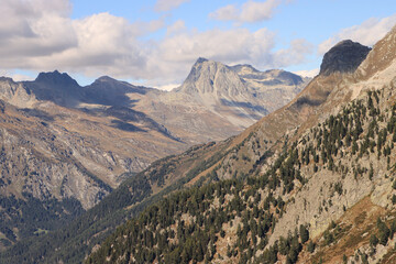 Wildromantisches Bergell; Blick vom Albignasee hin&uuml;ber  zum Piz Lagrev (3170m) und Piz Materdell (2944m) 