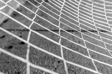 Filet du goal d'un terrain de football dans une cité de béton 