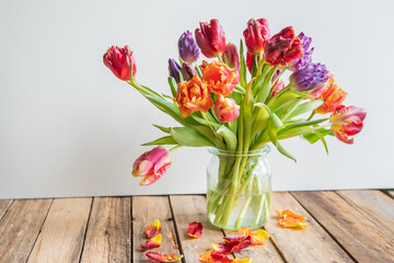 Bunter Tulpen Blumenstrauß, farbenfrohe Blumen in einer Vase im Frühling