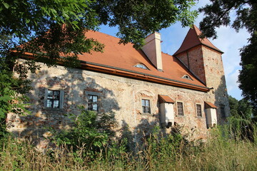 Fototapeta na wymiar Murowany kamienny dwór obronny z XVI wieku, Jelenia Góra, Polska, dolnośląskie
