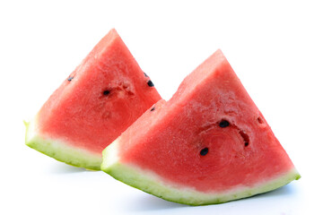 Dos trozo de Sandías citrullus lanatus aislados en fondo blanco.