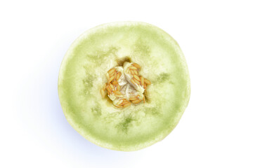 Melón Dulce Calameño (Cucumis melo) cortado en la mitad. vista aérea. Fondo blanco.